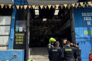 El establecimiento comercial contra el que fue lanzado el artefacto se dedica a la venta de motocicletas.
