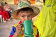 Niño tomando bienestarina