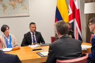 Imagen del ministro de Defensa, Pedro Sánchez, en medio de una reunión con representantes de Reino Unido para reforzar la seguridad en Colombia.