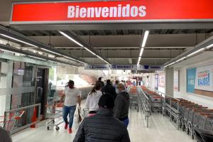 Día sin IVA: largas filas en establecimientos