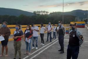 Estudiantes ingresando a Norte de Santander por Puente Internacional 