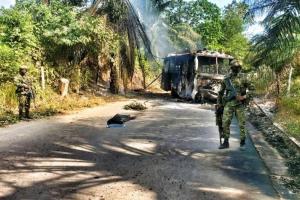 Bus incinerado en la vía El Zulia -Tibú