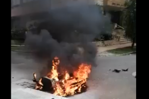 Ciudadanos quemaron motocicleta de presuntos ladrones en Bucaramanga