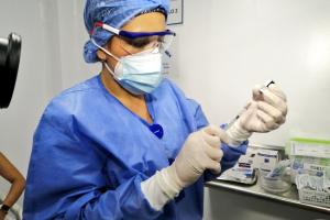 Han sido vacunados 1.717 profesionales de la salud contra la Covid-19 en Santander
