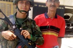 Gilberto Castellanos con su hijo en zona  rural de Cúcuta