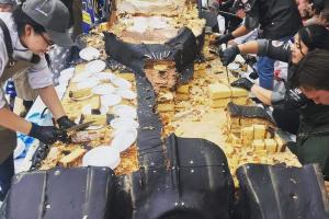 Pasteleros elaborando torta gigante
