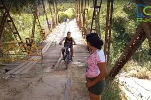 Hay otro puente cercano pero su estructura está más deteriorada, advirtió la comunidad.