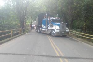 Carros atravesados en la vía Ocaña- Cúcuta