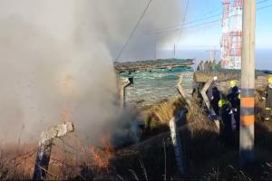 La fuerza del viento reactivó el incendio.