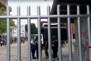 Personal docente y estudiantes están atrapados por esta toma.