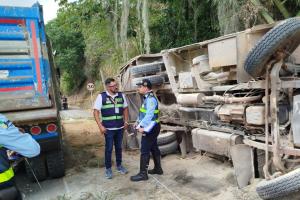 Accidente de tránsito entre una volqueta y una buseta en la vía Lebrija - Girón
