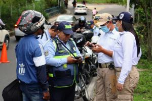 Control de Tránsito Floridablanca en la glorieta de Molinos Altos