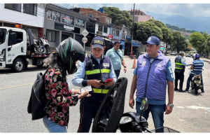 Director de Tránsito habría tratado de impedir la inmovilización de un vehículo de un familiar. 