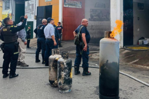 Cuerpo de Bomberos logró controlar grave incendio en bodega. 