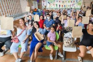Entrega de ropa a madres gestantes en Bucaramanga