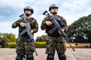 Dos pelotones llegarán a Bucaramanga para apoyar controles y patrullajes. 