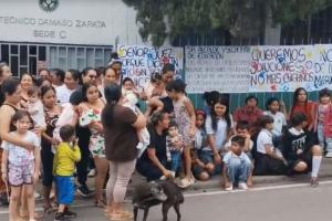 Los padres de familia rechazan el traslado de los estudiantes a otra sede