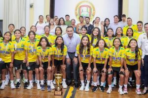 Selección Santander Femenina Sub-13 junto al gobernador Juvenal Díaz