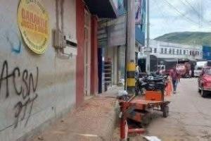 Autodefensas Gaitanistas de la Sierra Nevada, en el sector conocido como el mercado público en Ocaña 