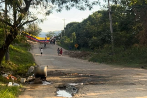 Comunidades mantienen bloqueado el tránsito de vehículos en protesta por el deterioro del corredor vial.