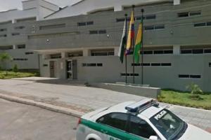 La información indica que una modificación al reglamento para el uso de celular llevó a la protesta.