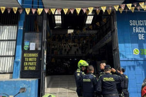 El establecimiento comercial contra el que fue lanzado el artefacto se dedica a la venta de motocicletas.