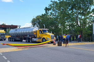 Transportadores bloquean el peaje La Gómez, en Sabana de Torres, en protesta por el despido de 32 trabajadores del proyecto Troncal del Magdalena 2.