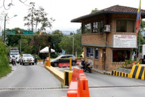 La tensión aumentó durante la reunión, lo que llevó al gobernador Juvenal Díaz levantarse de la mesa y retirarse.