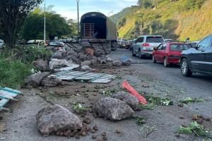 Camión cargado con papa se volcó en la vía Piedecuesta - Floridablanca