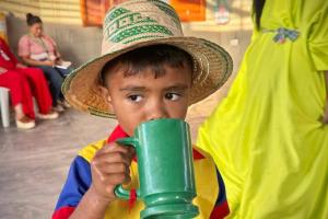 Niño tomando bienestarina