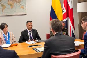 Imagen del ministro de Defensa, Pedro Sánchez, en medio de una reunión con representantes de Reino Unido para reforzar la seguridad en Colombia.