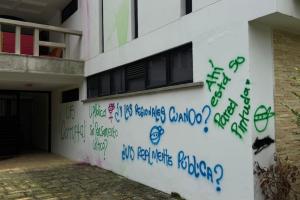 Varios edificios fueron pintados con grafitis y consignas políticas, entre ellos el Instituto de Lenguas.