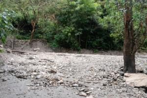 Más de 700 habitantes permanecen incomunicados debido a derrumbes y pérdida de banca.