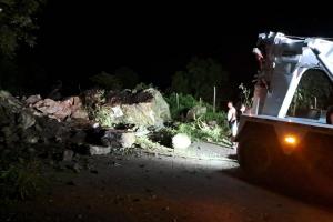 Piedras de gran tamaño tienen cerrada la vía San Gil - El Socorro.