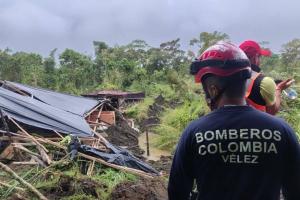 Se trata de un gran deslizamiento que destruyó viviendas y varias hectáreas de cultivos.