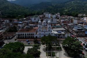 Las autoridades ofrecen recompensa para ubicar a los asesinos.