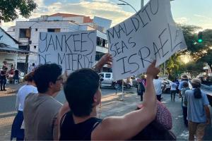 Decenas de personas marcharon por las calles de Bucaramanga en rechazo a la ofensiva israelí sobre Gaza.