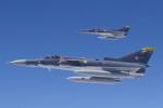 Dos aviones Kfir de la Fuerza Aérea Colombiana (FAC) sobrevolando Bogotá
