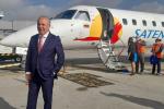 Guillermo Reyes, ministro de Transporte, en el primer vuelo de Satena a Caracas.