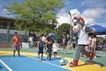 Niños juegan fútbol