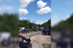 La ambulancia permaneció detenida durante varios minutos a la espera de que le permitieran el paso.