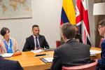 Imagen del ministro de Defensa, Pedro Sánchez, en medio de una reunión con representantes de Reino Unido para reforzar la seguridad en Colombia.