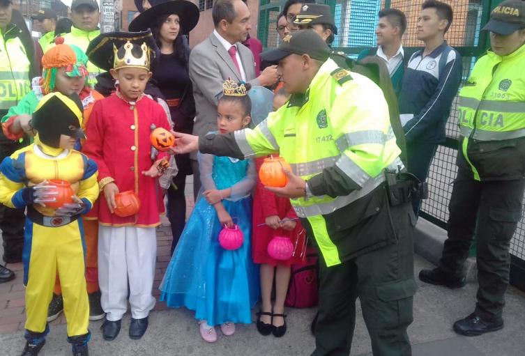 Niños reciben dulces en halloween