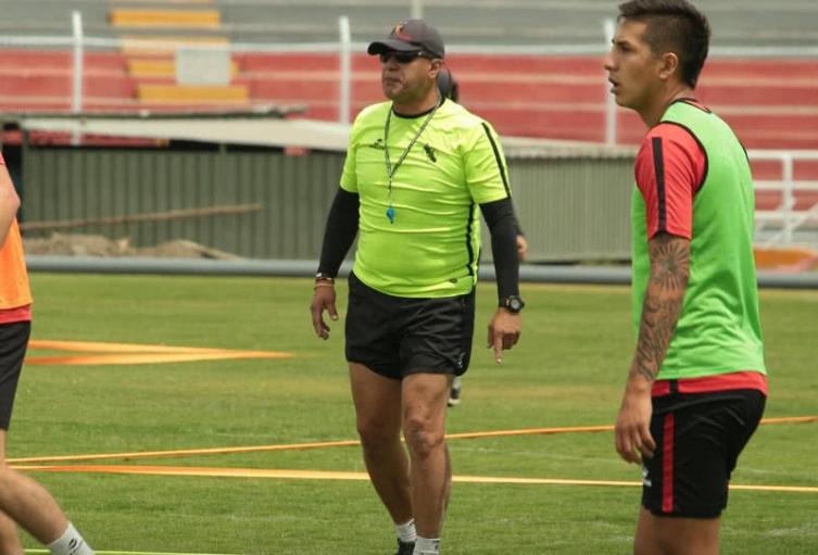 Hernán Torres, técnico colombiano dirigiendo a Melgar de Arequipa