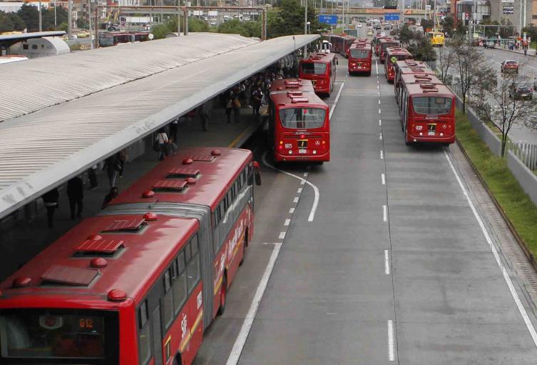 TRANSMILENIO PORTALES PASAJEROS CONTAMINACION BUSES