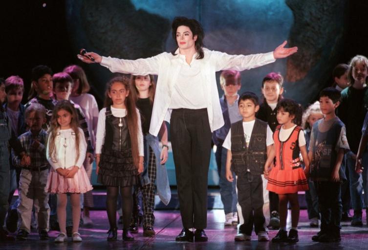 Michael Jackson canta junto a niños en un escenario en Mónaco, Francia (1996).