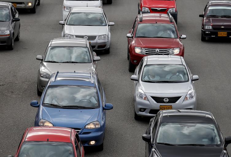 Vehículos transitando por la ciudad de Bogotá