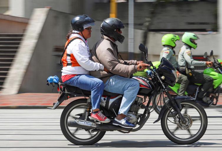 Levantada medida de parrillero hombre en Cali