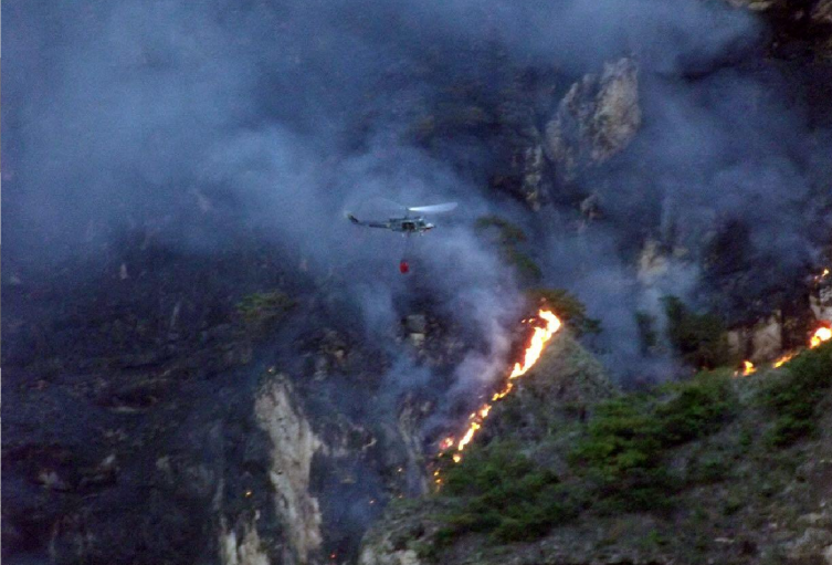 El helicóptero vuela hasta los incendios.