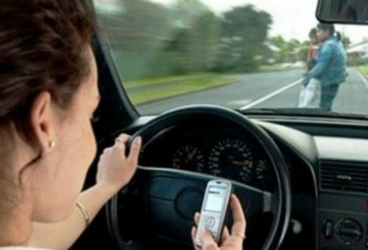 Por conducir mientras usaban el celular, fueron sancionados 200 ibaguereños
